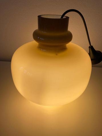 Lampe Globe opaline suédoise
