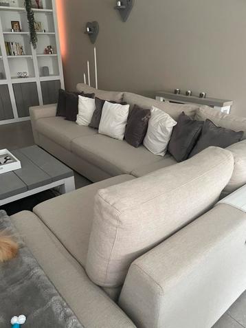 Hoekbank 7 a 8 pers beschikbaar voor biedingen