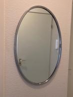 Vintage ovalen spiegel met metaalkleurige rand, Huis en Inrichting, Woonaccessoires | Spiegels, Ophalen, Gebruikt, Minder dan 100 cm