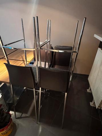 Gratis hoge en lage stoelen beschadigd beschikbaar voor biedingen