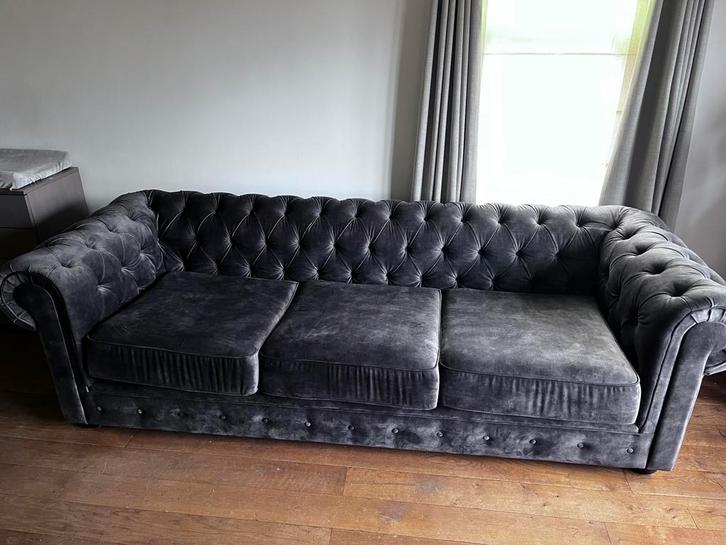 Chesterfield model in stof, Huis en Inrichting, Zetels | Zetels, Zo goed als nieuw, Rechte bank, Driepersoons, 250 tot 300 cm