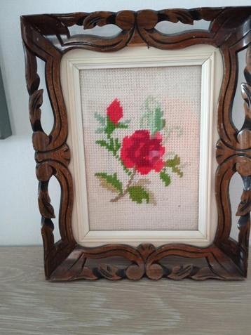 vintage houten lijst houtsnijwerk met genaaide bloem in beschikbaar voor biedingen