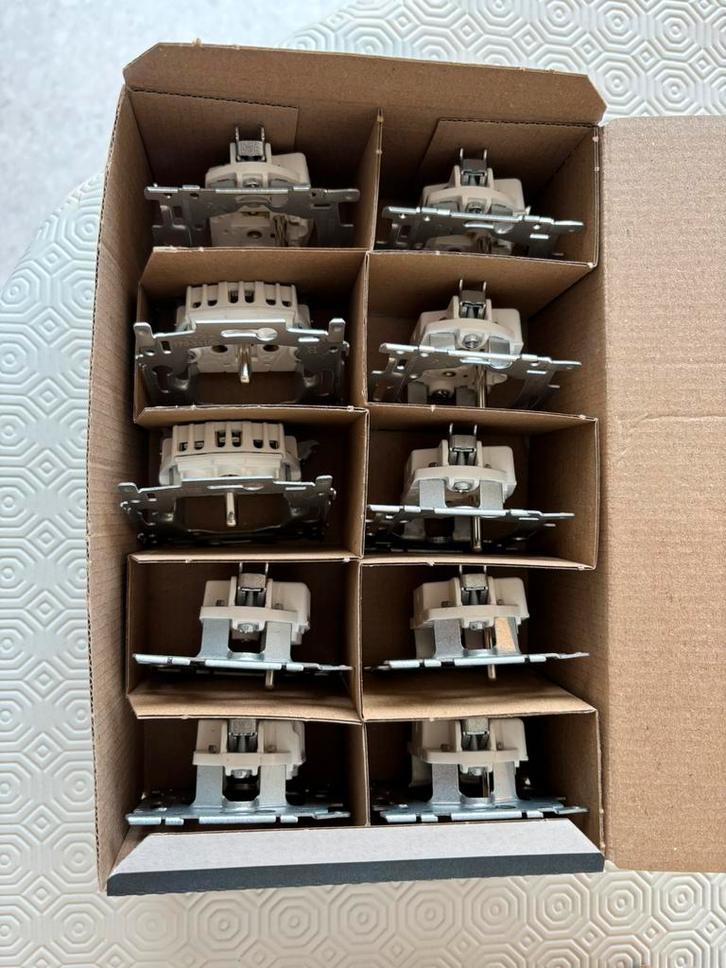 Lot matériel électrique (prises / interrupteur), Doe-het-zelf en Bouw, Elektriciteit en Kabels, Nieuw, Schakelaar, Ophalen