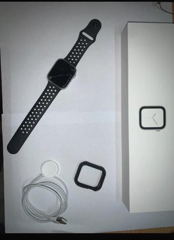 Apple Watch série 4 44 cm avec bracelet Nike