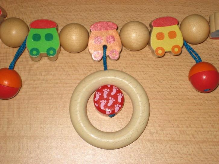 Chaîne de poussette avec perles en bois - train — Heimess, Enfants & Bébés, Buggys, Comme neuf, Enlèvement ou Envoi