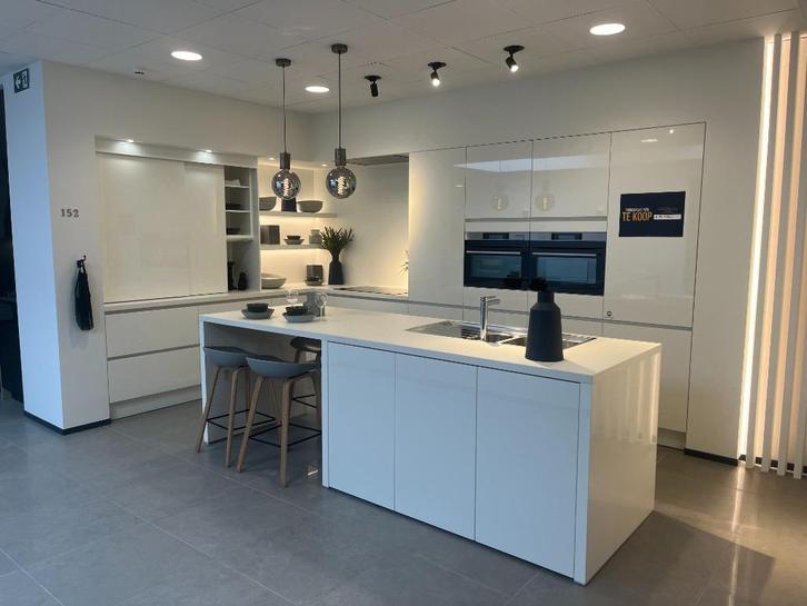 Toonzaalkeuken Schoten expo 152, Huis en Inrichting, Keuken | Complete keukens, Zo goed als nieuw, Hoekkeuken, Wit, Met kookeiland