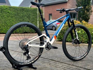 Berria Mako Pro X0 Flight attendant maat m beschikbaar voor biedingen