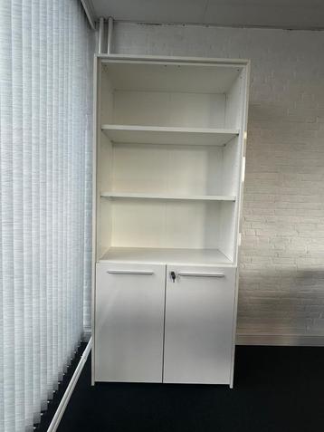 Witte opbergkast met legplanken en deuren beschikbaar voor biedingen