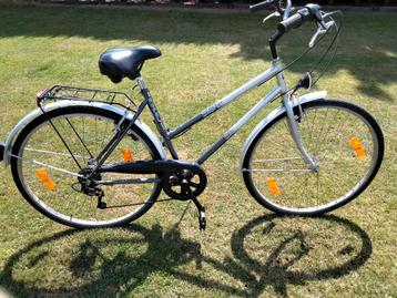 Damesfiets in goede staat en met goede banden. beschikbaar voor biedingen