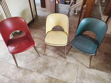 3 chaises en cuir et bois beschikbaar voor biedingen