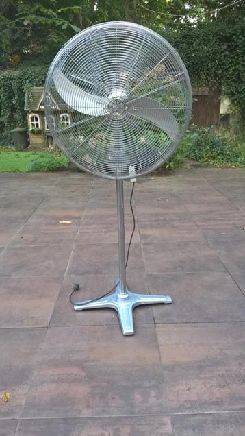 Oude retro Ventilator beschikbaar voor biedingen