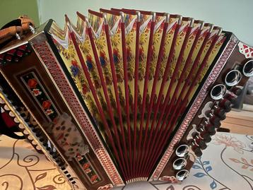 Super mooie accordeon te koop ! Is in uitstekende staat  beschikbaar voor biedingen