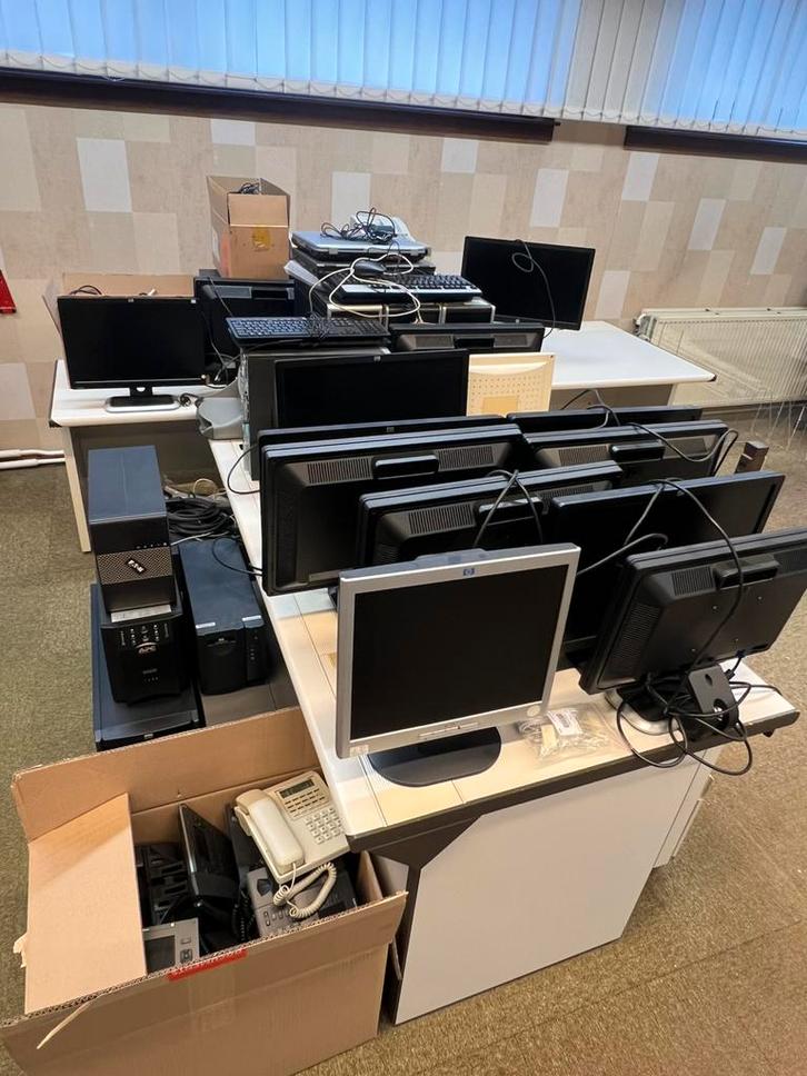 Lot computermateriaal, Computers en Software, Overige Computers en Software, Gebruikt, Ophalen
