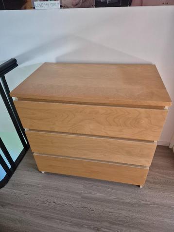 Kast 3 laden beschikbaar voor biedingen