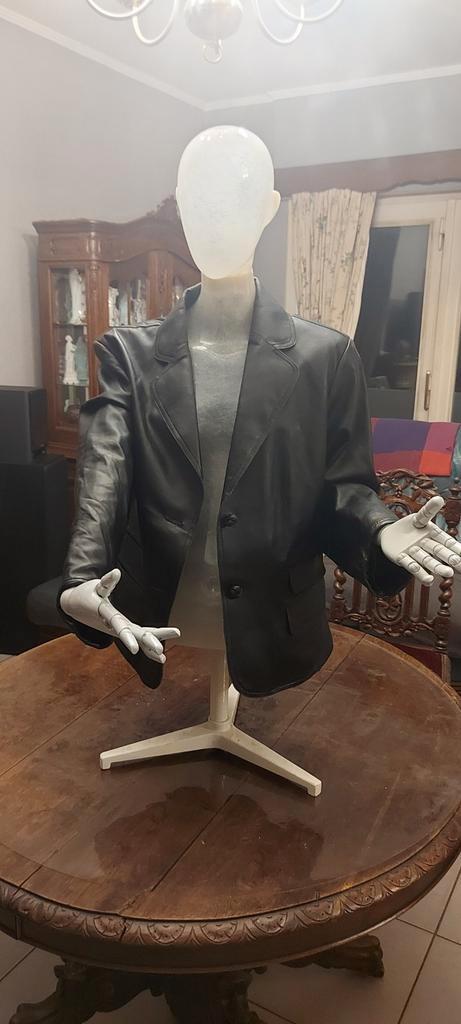 Vend veste en cuir et mannequin prix 120 euros, Kleding | Dames, Kledingrekken, Zo goed als nieuw, Ophalen of Verzenden