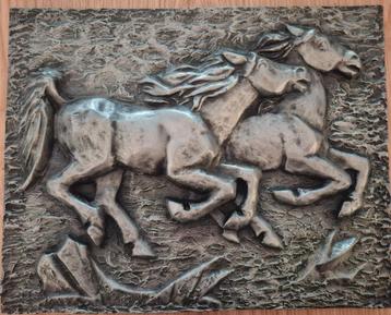 Plaque XXe Fonte Bas Relief Sculpture Chevaux  beschikbaar voor biedingen