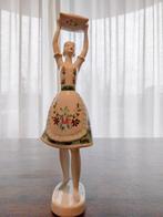 Figurine hongroise " Porteuse " en porcelaine, Enlèvement