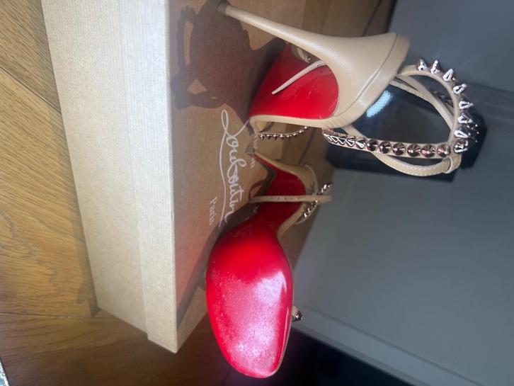 Beige Louboutins met studs te koop!!, Kleding | Dames, Schoenen, Zo goed als nieuw, Sandalen of Muiltjes, Beige, Ophalen of Verzenden