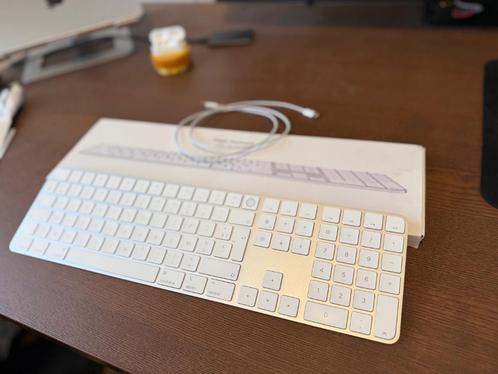Apple Magic Keyboard met Touch ID en num - Azerty, Computers en Software, Toetsenborden, Gebruikt, Azerty, Ophalen of Verzenden