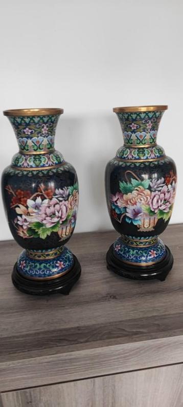 Paar cloisonnévazen met rijke decoratie beschikbaar voor biedingen