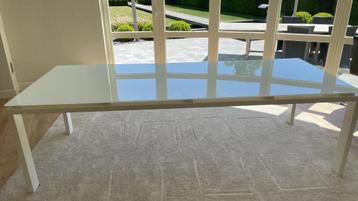Glazen eettafel beschikbaar voor biedingen