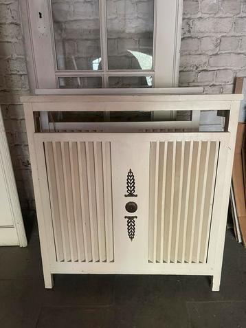Deux cache-radiateur en bois beschikbaar voor biedingen