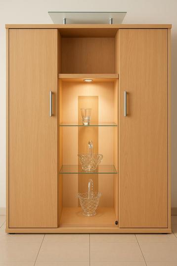 Compacte vitrinekast van licht hout — goede staat, Huis en Inrichting, Kasten | Vitrinekasten, Ophalen, Minder dan 50 cm, Gebruikt