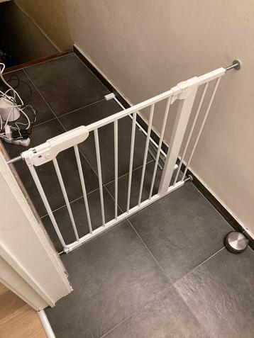 Barrière d'escalier Babydan Danamic, 73 à 93,5 cm, blanche disponible aux enchères