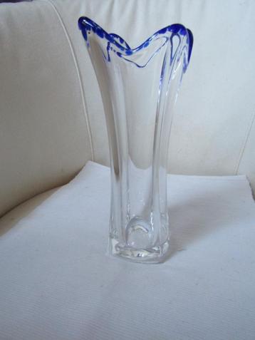 Ancien vase soliflore cristal, Est France, bordure bleu disponible aux enchères