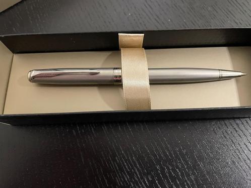 ️ Nieuwe zilveren Parker Sonnet balpen met gouden doosje, Verzamelen, Pennenverzamelingen, Nieuw, Balpen, Parker, Met doosje, Ophalen of Verzenden