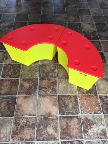 Kinderbankjes met opberging beschikbaar voor biedingen