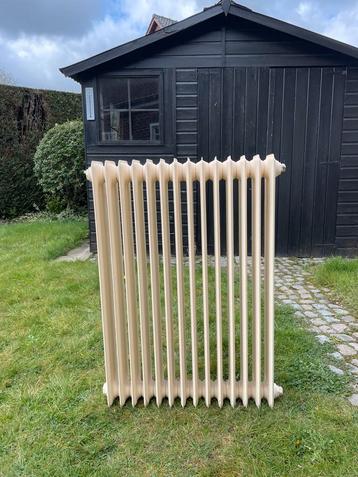 Gietijzeren radiator te koop beschikbaar voor biedingen