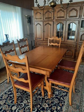 Massieve retro eettafel met 6 stoelen – landelijke stijl beschikbaar voor biedingen
