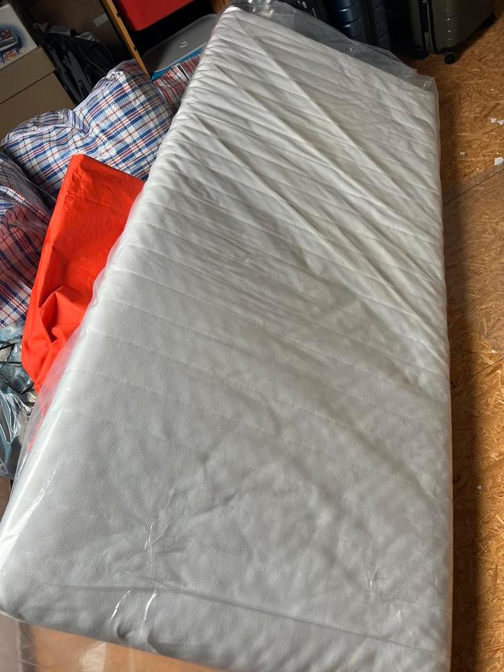 Bijna nieuwe matras 200x90x13cm, Huis en Inrichting, Slaapkamer | Matrassen en Bedbodems, Zo goed als nieuw, Matras, Ophalen