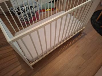 Kinderbedje + matras en beschermhoes bijna nieuw beschikbaar voor biedingen