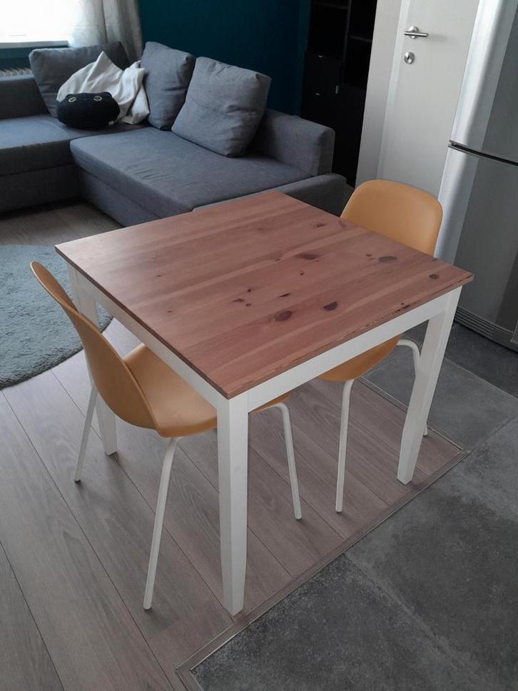 Table 74x74 + 2 chaises Ikea, Maison & Meubles, Tables | Tables à manger, Enlèvement
