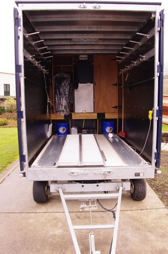 A Vendre = Van chevaux, Animaux & Accessoires, Chevaux & Poneys | Semi-remorques & Remorques, Comme neuf, Remorque 2 chevaux, Autres matériaux