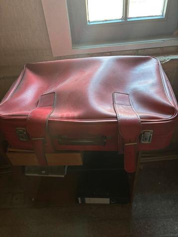 Vintage rode valies met riemen beschikbaar voor biedingen