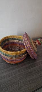 Gekleurde rieten mand met deksel, Ophalen, Mand