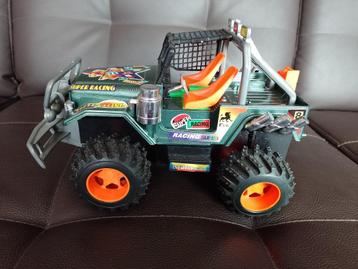 Plastic jeep beschikbaar voor biedingen