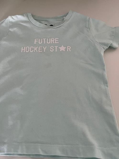 Twee T shirts "One Hockey (3-4 jarige), Enfants & Bébés, Vêtements enfant | Taille 98, Comme neuf, Garçon ou Fille, Chemise ou À manches longues