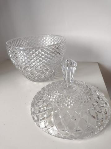 Punchbowl / grote kom met deksel in kristal beschikbaar voor biedingen