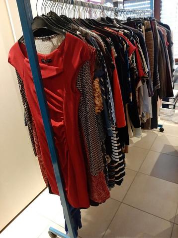 130 kleedjes 6€ per stuk of 395 € voor alles beschikbaar voor biedingen