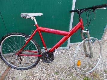 2 vélos à vendre avec un peu de travail à faire... disponible aux enchères