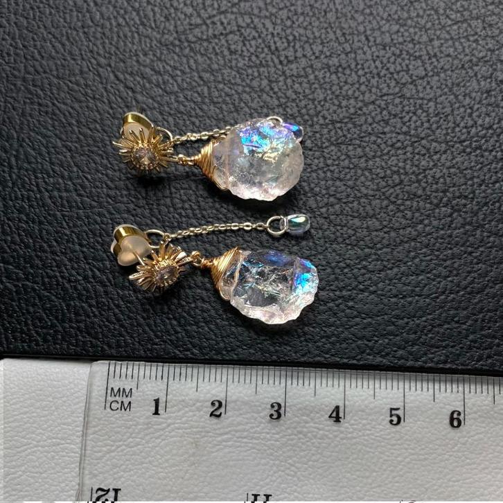 Oorbellen regenboogkwarts maansteen kleur, Handtassen en Accessoires, Oorbellen, Nieuw, Hangers, Zilver, Wit, Met kristal, Ophalen of Verzenden