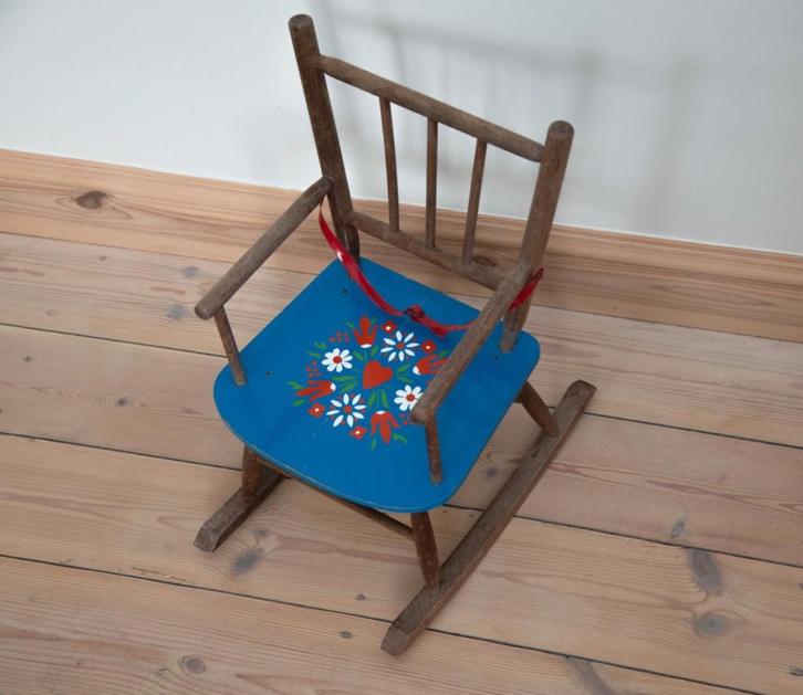 Vintage houten poppenstoel - schommelstoel, Kinderen en Baby's, Speelgoed | Houten speelgoed, Gebruikt, Meubelstuk of Keukentje