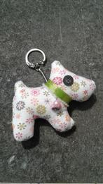 Nieuwe stoffen sleutelhanger Hondje met roze en groene bloem, Handtassen en Accessoires, Overige Accessoires, Nieuw, Ophalen of Verzenden