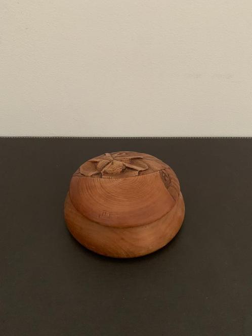 Kleine antieke gesneden houten kist, Antiek en Kunst, Kunst | Beelden en Houtsnijwerken, Ophalen of Verzenden