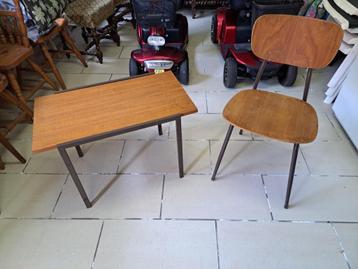 Vintage tafeltje met stoel beschikbaar voor biedingen