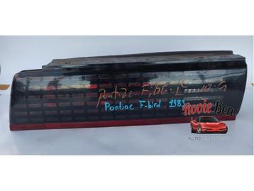 Achterlicht links van een Pontiac Firebird beschikbaar voor biedingen
